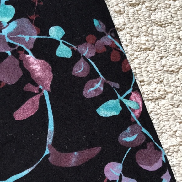 Leaf Patterned Leggings - Picture 3 of 7